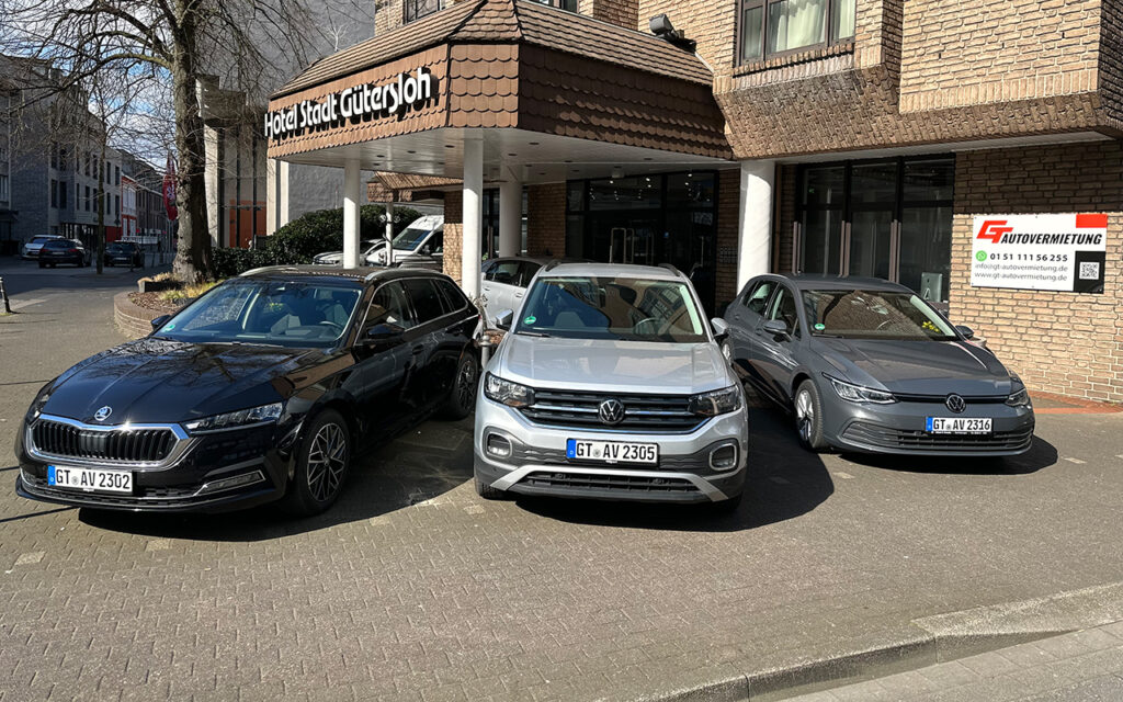 Mietautos vor Hotel / Mietstation